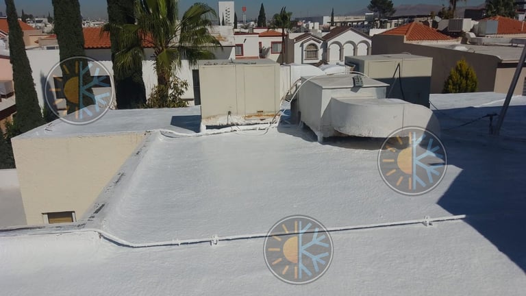 Vista aérea de techo comercial plano con unidades HVAC y tuberías de ventilación