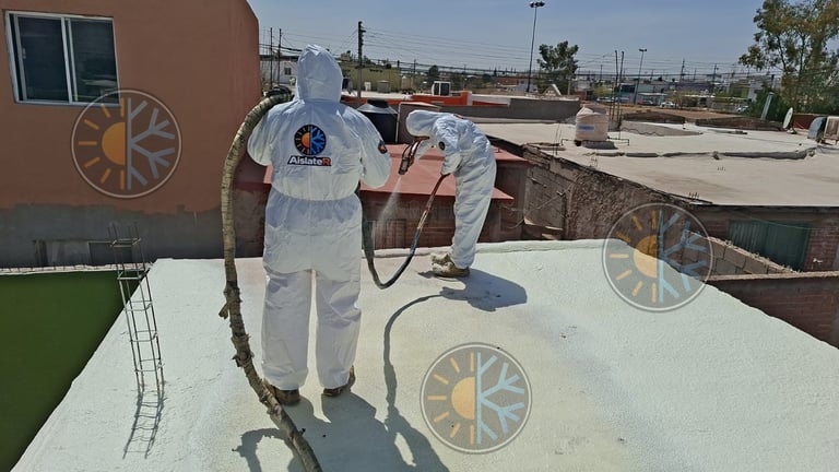 Trabajador con traje de protección aplicando poliuretano en techo plano con equipo industrial